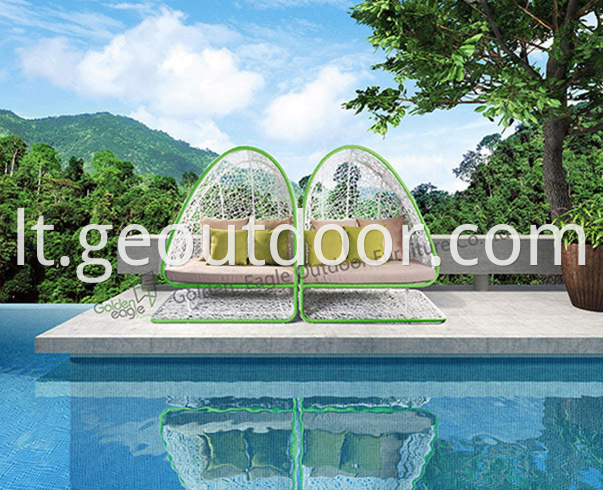 Outdoor garden wicker daybed